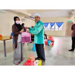 Ust. Aliff menyampaikan barangan sumbangan